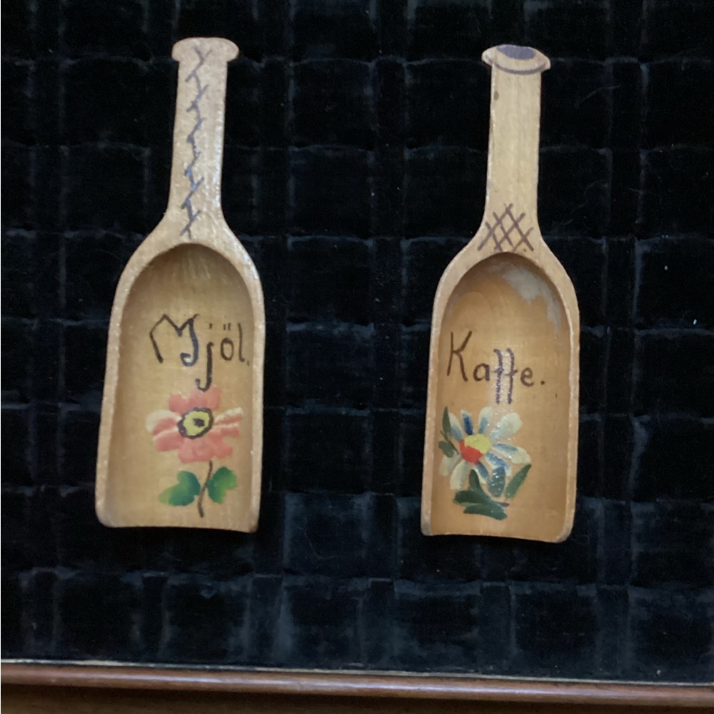 Vintage Wooden Spice Scoops with Floral Design